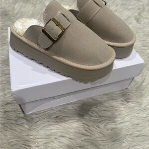 Source Unknown Tan Mules with Gold Buckle